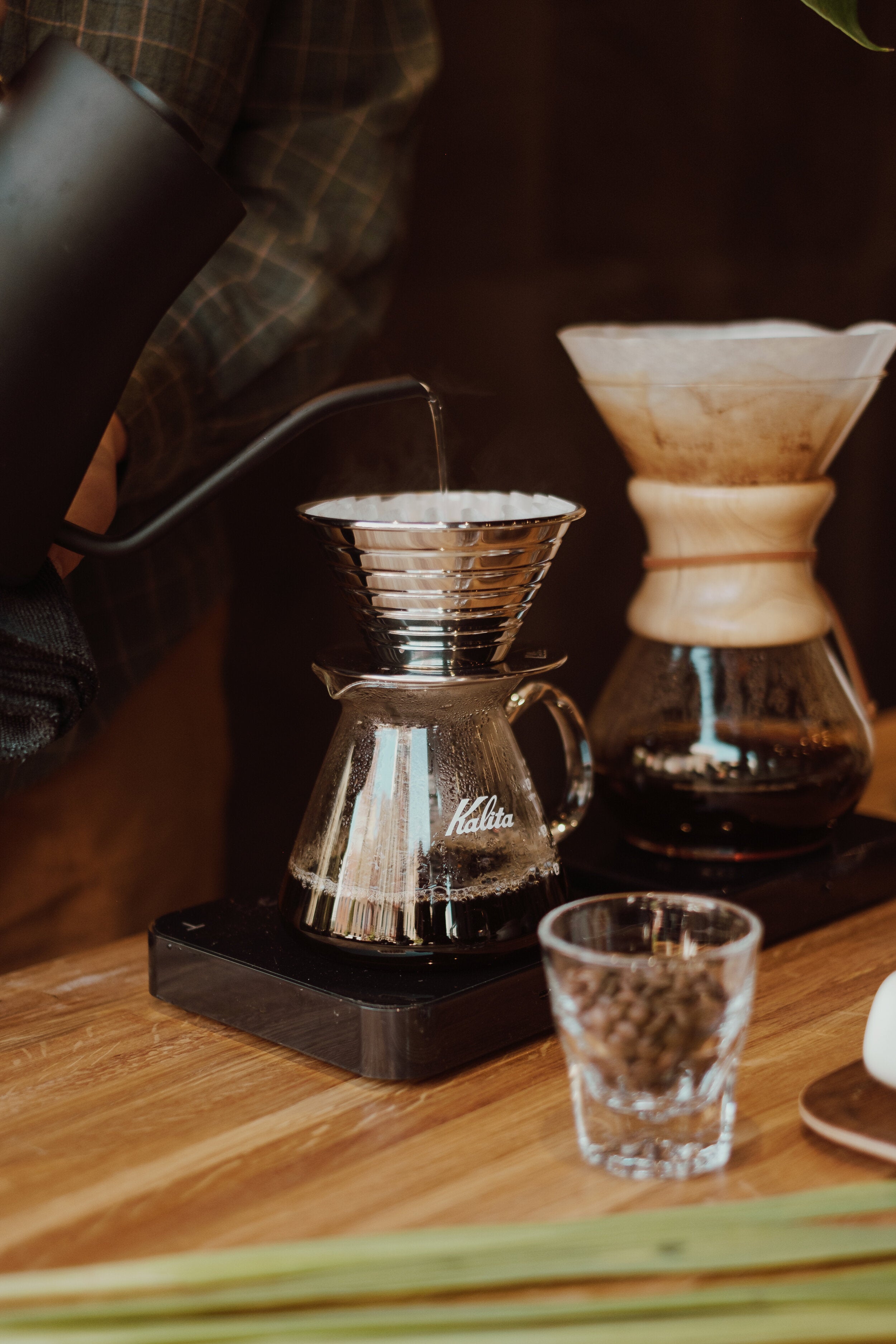 Kalita Wave Giet over koffiedruppelaar, maat 185, maakt 16-26oz, enkele kop koffiezetter, hittebestendig glas, gepatenteerd en draagbaar, zwart Kalita Wave Giet over koffiedruppelaar, maat 185, maakt 16-26oz, enkele kop koffiezetter, hittebestendig glas, gepatenteerd en draagbaar, zwart